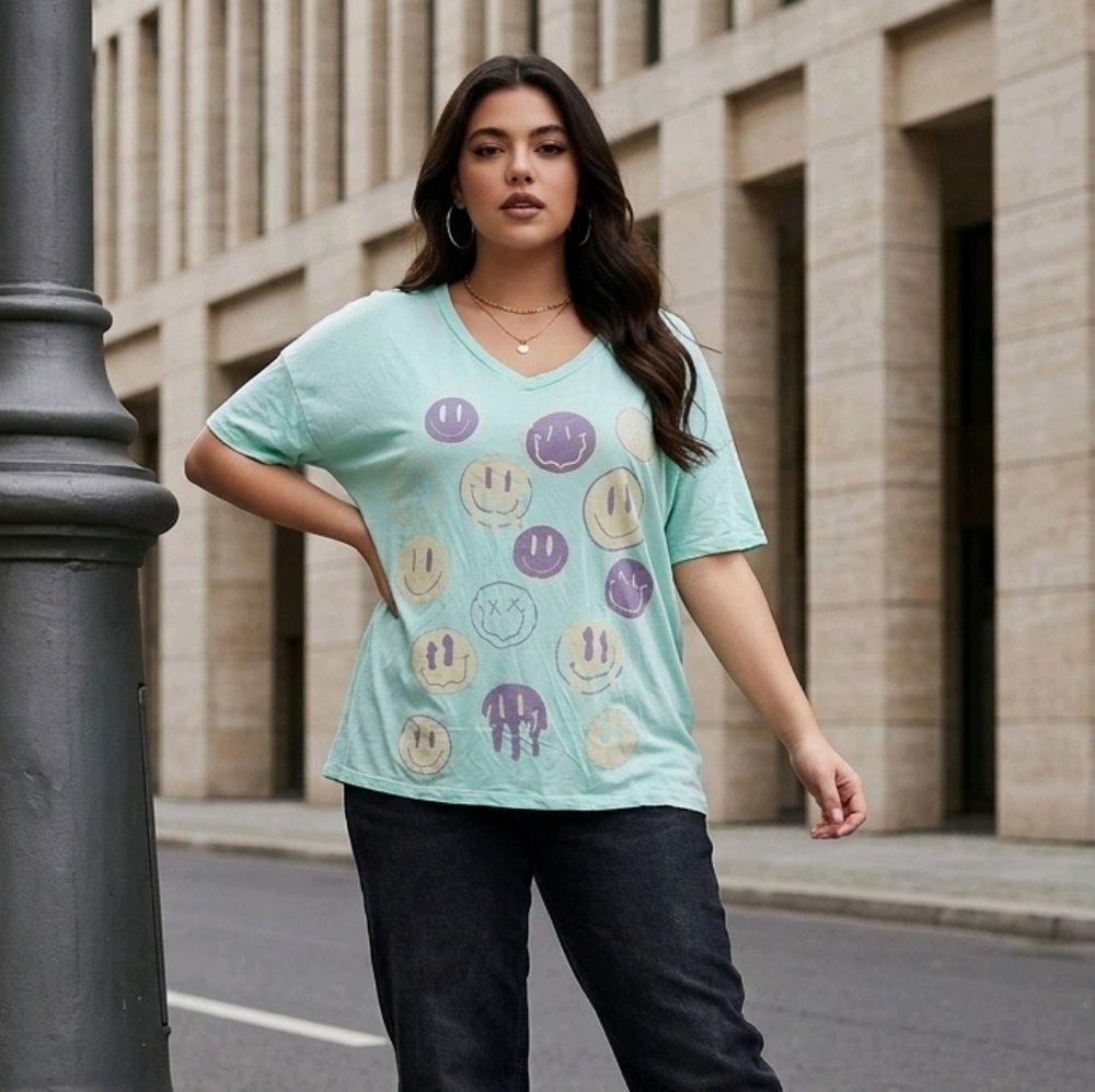 LuLaRoe Lisa Tee Women's Mint Melting Smiles Graphic Print T-Shirt V-Neck Top XL